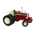 Réplica a escala 1:32 del tractor clásico Case IH Farmall 1206 de Britains para coleccionistas.