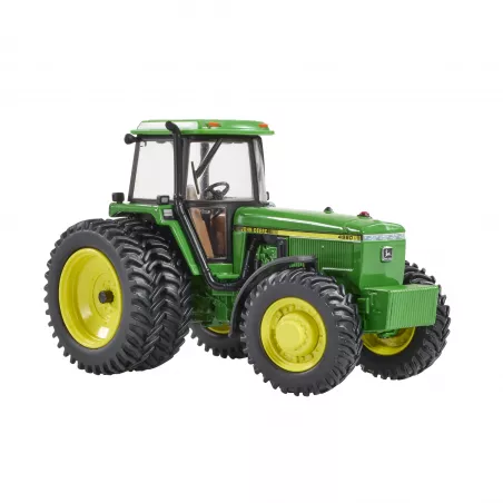 Tractor en miniatura John Deere 4960 a escala 1:32 con ruedas traseras dobles de Britains.