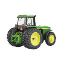 Tractor en miniatura John Deere 4960 a escala 1:32 con ruedas traseras dobles de Britains.