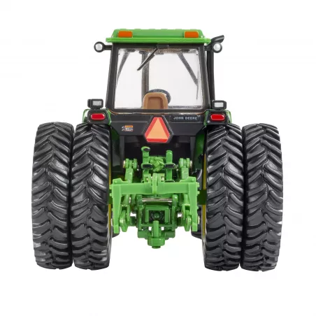 Tractor en miniatura John Deere 4960 a escala 1:32 con ruedas traseras dobles de Britains.