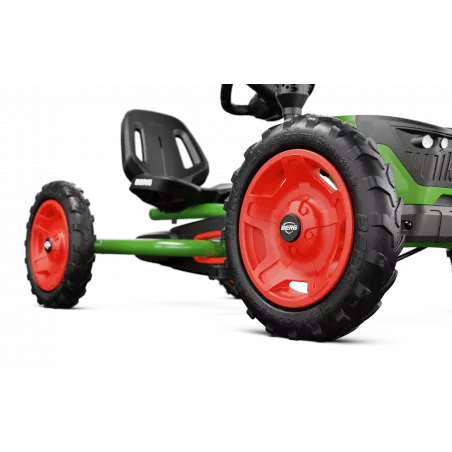 Kart de pedales BERG Buddy Fendt infantil con diseño de tractor verde y ruedas de tacos