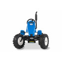 Kart de pedales BERG XL New Holland BFR con diseño de tractor agrícola para niños.