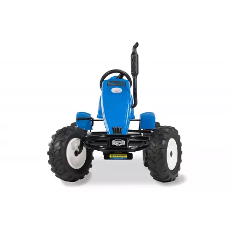 Kart de pedales BERG XL New Holland BFR con diseño de tractor agrícola para niños.
