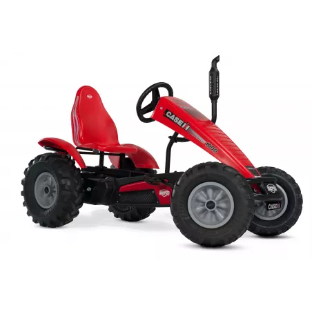Kart de pedales BERG XL Case IH BFR con diseño de tractor, neumáticos de tracción y asiento ajustable para niños.
