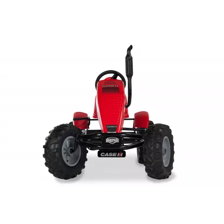 Kart de pedales BERG XL Case IH BFR con diseño de tractor, neumáticos de tracción y asiento ajustable para niños.