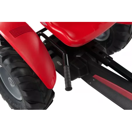 Kart de pedales BERG XL Case IH BFR con diseño de tractor, neumáticos de tracción y asiento ajustable para niños.