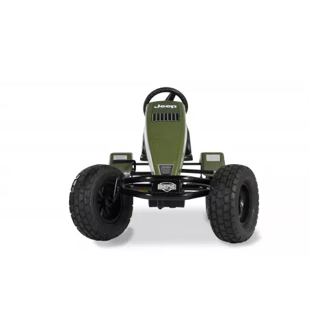 Kart de pedales todoterreno Jeep Revolution XL BFR con neumáticos robustos para aventuras al aire libre.