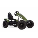 Kart de pedales todoterreno Jeep Revolution XL BFR con neumáticos robustos para aventuras al aire libre.