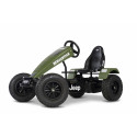 Kart de pedales todoterreno Jeep Revolution XL BFR con neumáticos robustos para aventuras al aire libre.