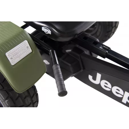 Kart de pedales todoterreno Jeep Revolution XL BFR con neumáticos robustos para aventuras al aire libre.
