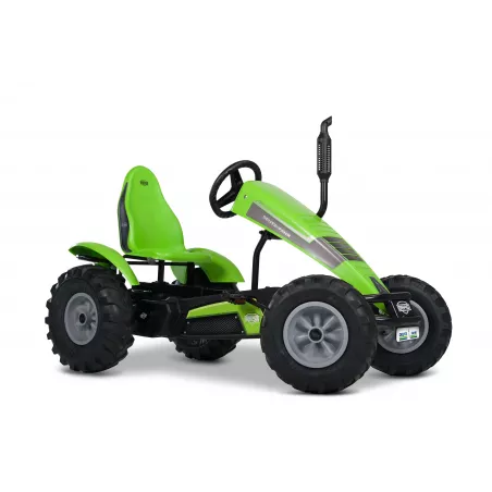Kart de pedales BERG XXL Deutz-Fahr BFR de estilo tractor agrícola verde con neumáticos de gran agarre.