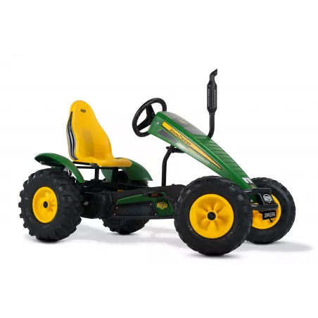 Coche de pedales BERG XXL John Deere BFR con neumáticos de gran agarre para aventuras al aire libre.