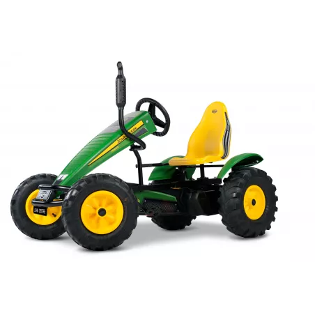 Coche de pedales BERG XXL John Deere BFR con neumáticos de gran agarre para aventuras al aire libre.