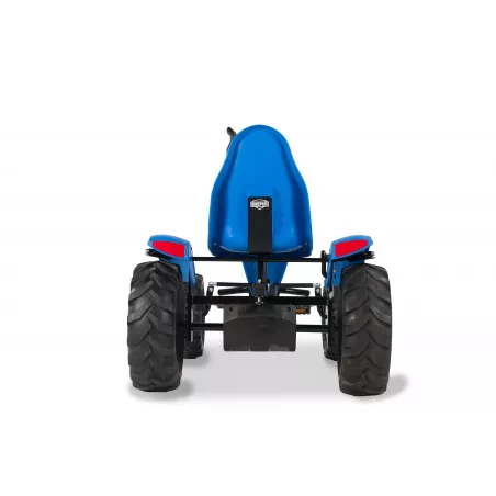 Kart de pedales BERG XXL New Holland BFR con diseño de tractor y chasis ajustable.