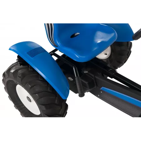 Kart de pedales BERG XXL New Holland BFR con diseño de tractor y chasis ajustable.