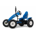 Kart de pedales BERG XXL New Holland BFR con diseño de tractor y chasis ajustable.