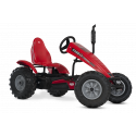 Kart de pedales BERG XL Case IH BFR-3 con diseño de tractor y sistema de tres marchas.