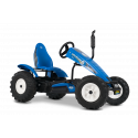 Kart de pedales BERG XL New Holland BFR-3 con diseño de tractor, tres marchas y neumáticos robustos para campo.
