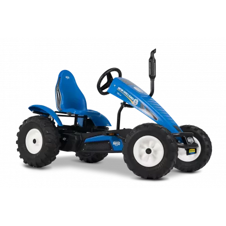 Kart de pedales BERG XL New Holland BFR-3 con diseño de tractor, tres marchas y neumáticos robustos para campo.