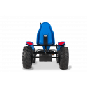 Kart de pedales BERG XL New Holland BFR-3 con diseño de tractor, tres marchas y neumáticos robustos para campo.