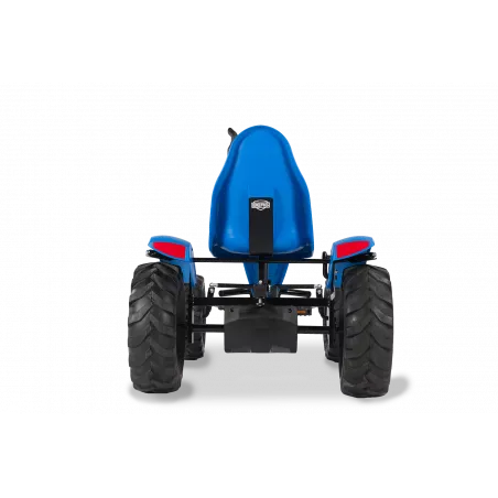 Kart de pedales BERG XL New Holland BFR-3 con diseño de tractor, tres marchas y neumáticos robustos para campo.