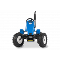 Kart de pedales BERG XL New Holland BFR-3 con diseño de tractor, tres marchas y neumáticos robustos para campo.