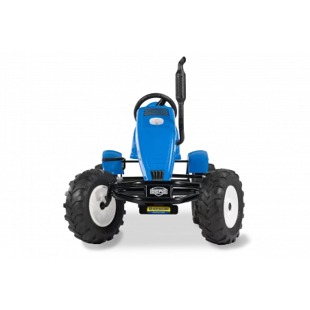 Kart de pedales BERG XL New Holland BFR-3 con diseño de tractor, tres marchas y neumáticos robustos para campo.