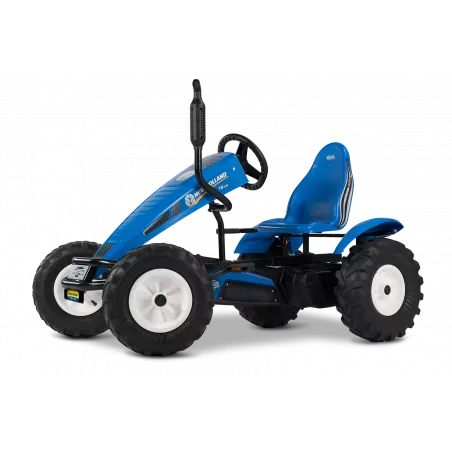 Kart de pedales BERG XL New Holland BFR-3 con diseño de tractor, tres marchas y neumáticos robustos para campo.