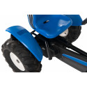 Kart de pedales eléctrico BERG XXL New Holland E-BFR con motor de asistencia de 250W y diseño de tractor.