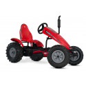 Kart de pedales eléctrico BERG XXL Case IH E-BFR-3 con diseño de tractor rojo y motor de asistencia.