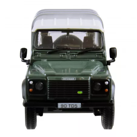 Miniatura a escala 1:32 del Land Rover Defender 90 verde de Britains, todoterreno clásico para coleccionistas.