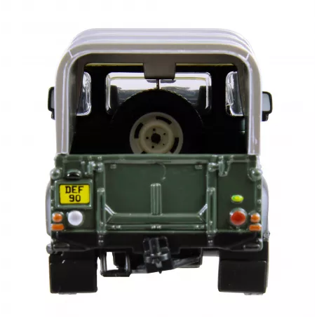 Miniatura a escala 1:32 del Land Rover Defender 90 verde de Britains, todoterreno clásico para coleccionistas.