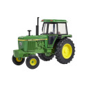 Miniatura a escala 1:32 del tractor clásico John Deere 4240 2WD de Britains para coleccionistas.