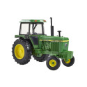 Miniatura a escala 1:32 del tractor clásico John Deere 4240 2WD de Britains para coleccionistas.