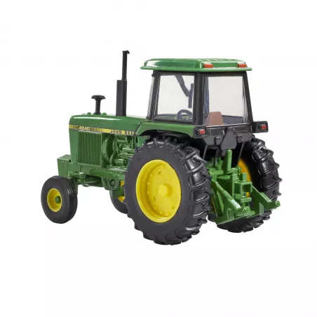 Miniatura a escala 1:32 del tractor clásico John Deere 4240 2WD de Britains para coleccionistas.