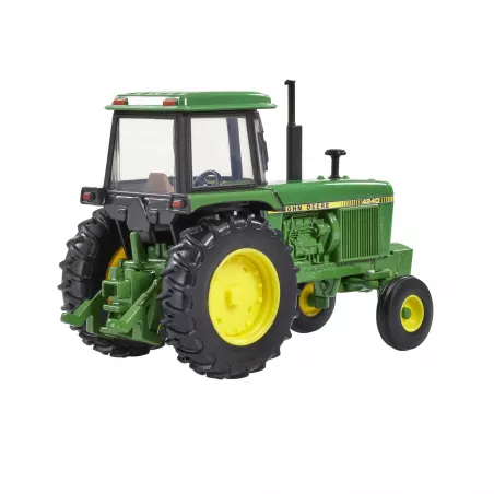 Miniatura a escala 1:32 del tractor clásico John Deere 4240 2WD de Britains para coleccionistas.