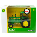 Miniatura a escala 1:32 del tractor clásico John Deere 4240 2WD de Britains para coleccionistas.