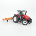 Tractor Massey Ferguson a escala 1:32 con cultivador de juguete Britains.