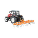 Tractor Massey Ferguson a escala 1:32 con cultivador de juguete Britains.
