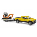 Camioneta de juguete RAM Powerwagon con remolque y miniexcavadora Bruder a escala 1:16.