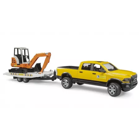 Camioneta de juguete RAM Powerwagon con remolque y miniexcavadora Bruder a escala 1:16.