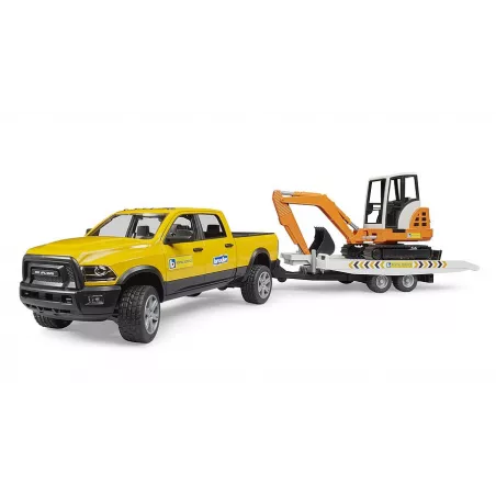 Camioneta de juguete RAM Powerwagon con remolque y miniexcavadora Bruder a escala 1:16