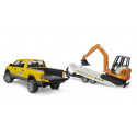 Camioneta de juguete RAM Powerwagon con remolque y miniexcavadora Bruder a escala 1:16