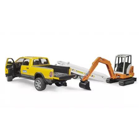 Camioneta de juguete RAM Powerwagon con remolque y miniexcavadora Bruder a escala 1:16