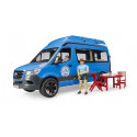 Furgoneta camper de juguete Mercedes-Benz Sprinter de Bruder a escala 1:16 con figura de conductor.