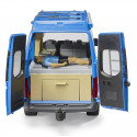 Furgoneta camper de juguete Mercedes-Benz Sprinter de Bruder a escala 1:16 con figura de conductor