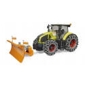 Tractor de juguete Claas Axion 950 Bruder con cadenas de nieve y pala quitanieves ajustable.