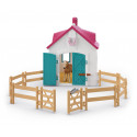 Establo abierto de juguete Schleich con yegua y potro Haflinger y accesorios de hípica.