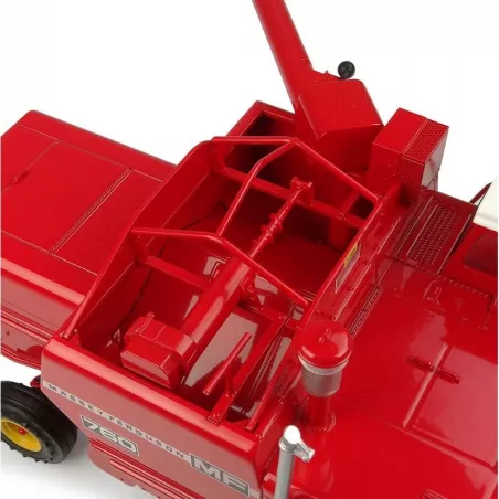 Miniatura a escala 1:32 de la cosechadora clásica Massey Ferguson 760 de Universal Hobbies para coleccionistas.