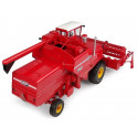 Miniatura a escala 1:32 de la cosechadora clásica Massey Ferguson 760 de Universal Hobbies para coleccionistas.